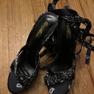 Bandana strappy pumps
